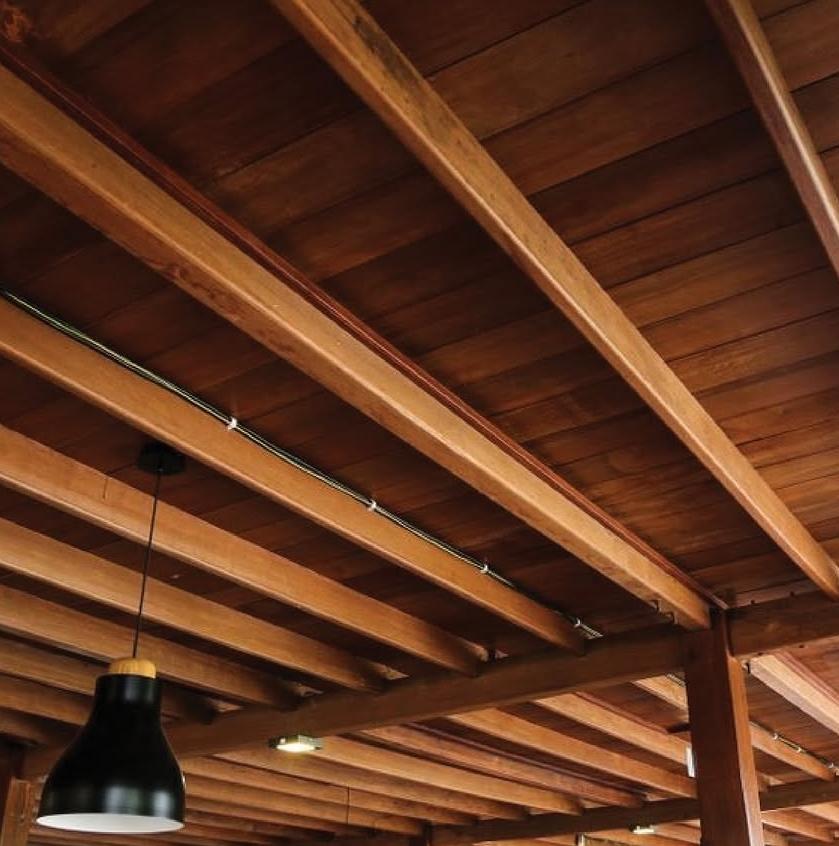 Pérgola de teca instalada en área lounge